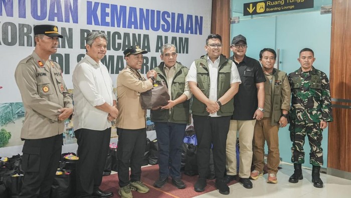 1765688740070-ketua-mpr-ri-ahmad-muzani-menyalurkan-bantuan-kepada-korban-bencana-di-sumatera-utara-1765686266607_169