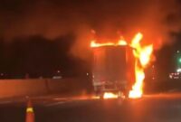 1765688741220-mobil-boks-terbakar-di-tol-jagorawi-usai-tabrakan-dok-ist-1765685819935_169