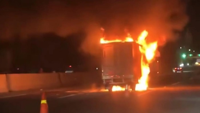 1765688741220-mobil-boks-terbakar-di-tol-jagorawi-usai-tabrakan-dok-ist-1765685819935_169
