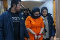 1765688745471-ekspresi-lesu-bos-wo-ayu-puspita-kenakan-rompi-tahanan-1765616890671_169