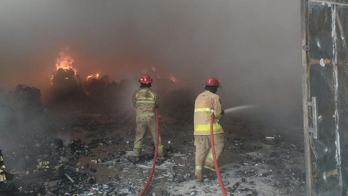 1765731964806-kebakaran-gudang-kosmetik-di-gunung-putri-bogor-diduga-dipicu-cuaca-panas-1765729810463_169