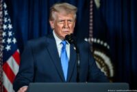 1765731967970-trump-jeda-pemberian-suaka-tanpa-batas-waktu-1764585692836_169