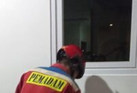 1765731971741-petugas-damkar-membantu-warga-jakut-membuka-pintu-rumah-yang-terkunci-dari-dalam-1765721110193_169