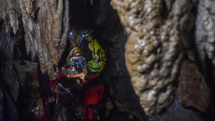 1765753502919-ekstrem-dan-menguras-adrenalin-simulasi-cave-rescue-di-gua-walet-tasikmalaya-1765720385454_169