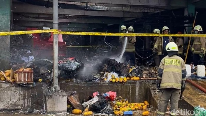 1765775227345-petugas-dan-robot-damkar-dikerahkan-dalam-kebakaran-di-pasar-induk-kramat-jati-1765773492809_169