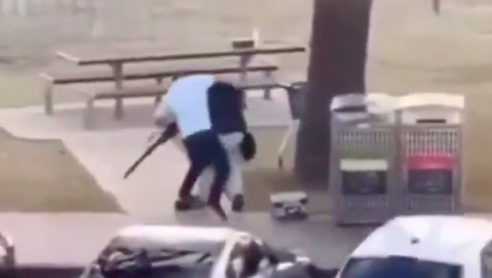 1765775228879-momen-heroik-ahmed-rebut-senjata-pelaku-penembakan-di-australia-1765767219476_169