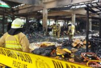 1765775229388-kebakaran-di-pasar-induk-kramat-jati-jaktim-kurniawandetikcom-1765772990862_169