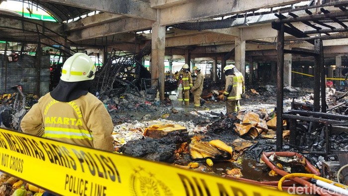 1765775229388-kebakaran-di-pasar-induk-kramat-jati-jaktim-kurniawandetikcom-1765772990862_169