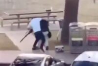 1765796764738-momen-heroik-ahmed-rebut-senjata-pelaku-penembakan-di-australia-1765767219476_169