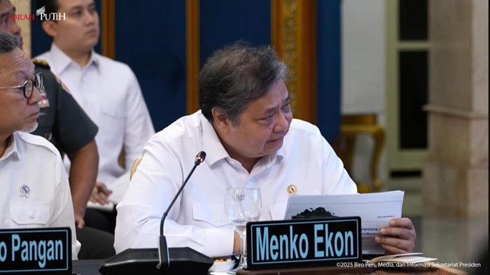 1765796766607-menko-perekonomian-airlangga-hartarto-di-sidang-kabinet-paripurna-senin-15122025-1765795951023_169