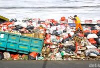 1765796767118-sampah-menumpuk-setinggi-2-meter-di-jalan-raya-jombang-1765794328993_169