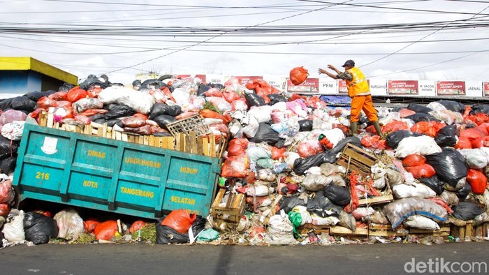 1765796767118-sampah-menumpuk-setinggi-2-meter-di-jalan-raya-jombang-1765794328993_169