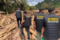 1765796768112-bareskrim-olah-tkp-banjir-yang-bawa-gelondongan-kayu-di-garoga-sumut-1765203498366_169