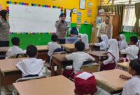 1765796771589-kegiatan-belajar-di-sdn-kalibaru-01-berangsur-normal-usai-insiden-mobil-mbg-menerobos-dan-menabrak-guru-dan-siswa-kepolisian-m-1765785468291_169