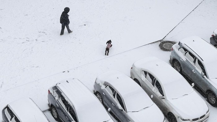 1765818416694-anak-anak-dan-warga-kyiv-nikmati-salju-pertama-di-tengah-perang-1765709858184_169