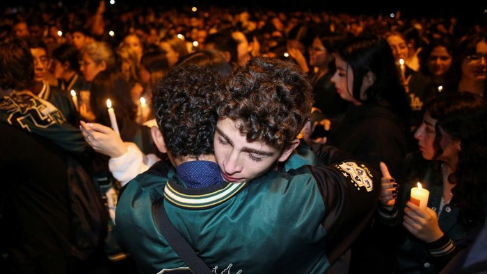 1765818418219-lilin-dan-doa-mengiringi-duka-siswa-korban-kecelakaan-bus-di-kolombia-1765772791137_169