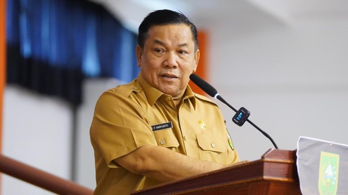 1765818420245-plt-gubernur-riau-sf-hariyanto-dok-diskominfotik-riau-1764647800209_169