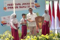 1765861616675-pramono-memuji-karya-dari-naila-paling-kiri-yang-menyoroti-isu-banjir-dan-hutan-brigitta-beliadetikcom-1765860029497_169