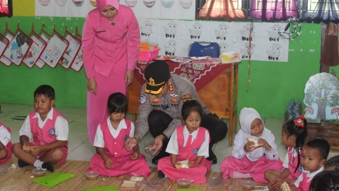 1765861617195-sppg-polres-kuansing-mendistribusikan-mbg-kepada-39-anak-tk-tunas-harapan-1765859694662_169