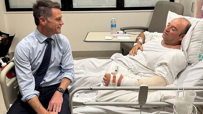 1765861623812-pm-australia-menjenguk-pahlawan-sejati-australia-ahmed-el-ahmed-yang-berhasil-merebut-senjata-pelaku-penembakan-di-pantai-bond-1765857299753