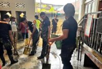 1765861629089-polisi-bersihkan-masjid-raya-alfurqan-aceh-tamiang-1765856546046_169