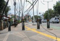 1765883155145-kabel-utilitas-semrawut-tutupi-trotoar-di-tebet-pejalan-kaki-terancam-1765872612659_169