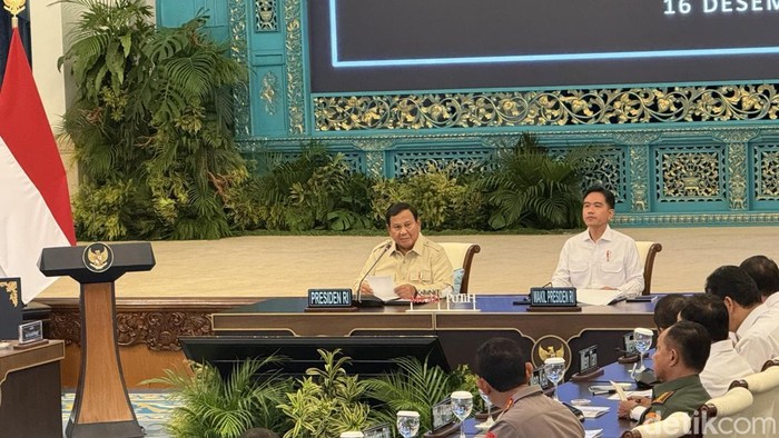 1765883156064-presiden-prabowo-subianto-dan-wapres-gibran-rakabuming-raka-1765882222628_169