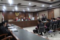 1765883157748-sidang-perdana-delpedro-dkk-1765880144524_169
