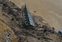 1765883161589-jembatan-lubuk-sidup-masih-putus-pascabanjir-akses-warga-aceh-tamiang-terganggu-1765435808376_169