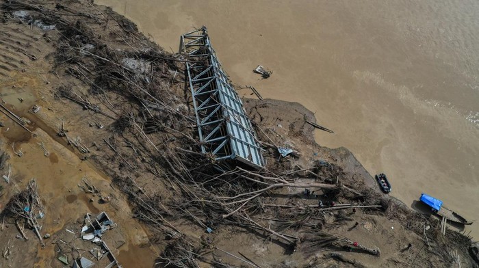 1765883161589-jembatan-lubuk-sidup-masih-putus-pascabanjir-akses-warga-aceh-tamiang-terganggu-1765435808376_169