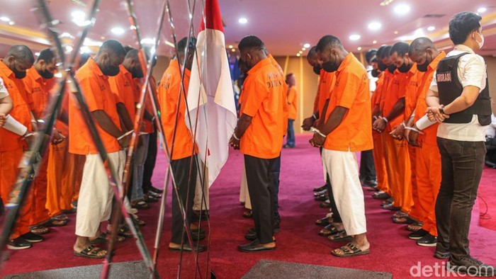 1765883164788-sebanyak-220-wna-terjaring-operasi-bumi-pura-sakti-wirawasti-1765875826347_169