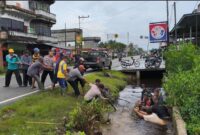 1765883165241-polsek-tebing-tinggi-bersama-warga-gotong-royong-membersihkan-saluran-air-1765879858349_169