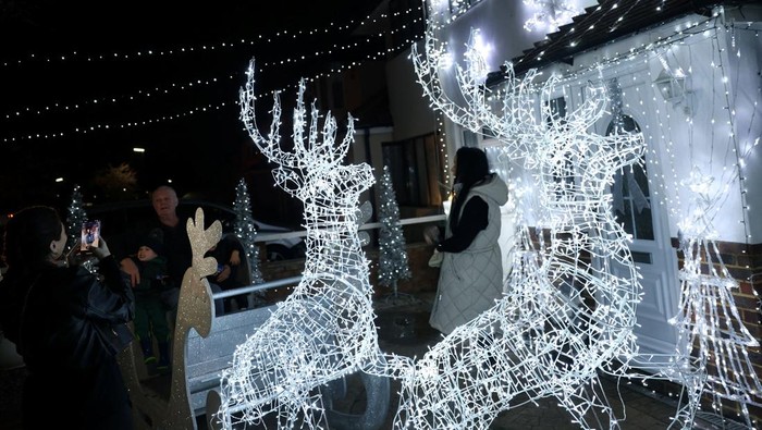 1765904775173-rumah-bercahaya-di-feltham-jadi-simbol-kepedulian-jelang-natal-1765874235771_169