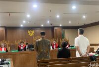 1765904775632-majelis-hakim-menjatuhkan-hukuman-penjara-kepada-tiga-terdakwa-kasus-korupsi-pemberian-fasilitas-kredit-oleh-lembaga-pembiayaa-1765899958482_169