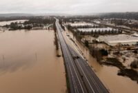 1765904776130-banjir-musim-dingin-rendam-kent-as-permukiman-dan-akses-publik-terdampak-1765858300489_169