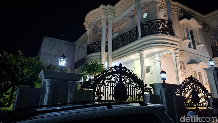 1765904779570-seorang-anak-berusia-9-tahun-tewas-bersimbah-darah-di-rumahnya-di-cilegon-banten-m-iqbaldetikcom-1765898197652_169