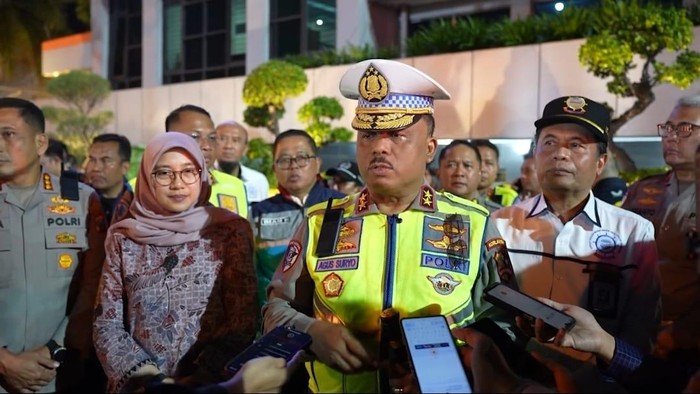 1765904780136-kakorlantas-polri-irjen-agus-suryonugroho-mengecek-kesiapan-jalur-darat-dari-surabaya-hingga-banyuwangi-jawa-timur-menjelang-a-1765898048843_169