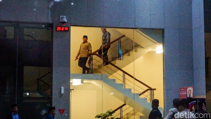 1765904781228-usai-diperiksa-8-jam-eks-menag-yaqut-irit-bicara-soal-kasus-kuota-haji-1765897058284_169