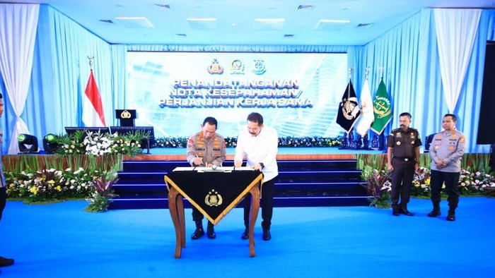 1765904781702-kapolri-jenderal-listyo-sigit-prabowo-saat-penandatanganan-nota-kesepahaman-mou-tentang-penerapan-kuhp-kuhap-baru-bersama-jaks-1765896506049_169