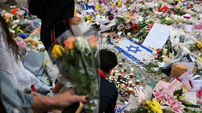 1765904783203-lilin-dan-bunga-warnai-pantai-bondi-pasca-penembakan-massal-1765862605020_169