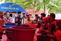 1765904783761-menteri-sosial-mensos-syaifullah-yusuf-atau-gus-ipul-meninjau-dapur-umum-korban-banjir-di-pidie-jaya-aceh-dok-kemensos-1765899225472_169