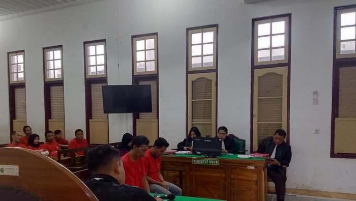 1765926292250-bapak-anak-pelaku-pembunuhan-sopir-di-medan-menjalani-sidang-putusan-di-pengadilan-negeripn-medan-selasa16122025-juitadetiksum-1765898801183_169