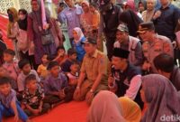 1765926293939-menteri-sosial-gus-ipul-menghibur-anak-anak-korban-banjir-di-pidie-jaya-aceh-devi-pdetikcom-1765906420233_169