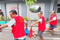 1765948006148-bimas-nurcahya-membawa-tas-warna-merah-saat-digelandang-ke-mobil-tahanan-di-kejari-surabaya-1765936679609