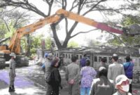 1765948006656-petugas-membongkar-bangunan-liar-tempat-prostitusi-berkedok-warung-remang-remang-menggunakan-alat-berat-di-desa-pasirsari-keca-1765944486460_169