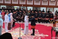 1765969571513-gubernur-dki-jakarta-melantik-sejumlah-pejabat-di-balai-kota-1765966164938_169
