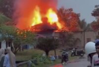 1765991174743-rumah-terduga-bandar-narkoba-di-bakar-emak-emak-di-mandailing-natal-sumatera-utara-doktangkapan-layar-1765980349921_169