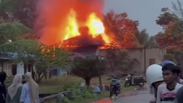 1765991174743-rumah-terduga-bandar-narkoba-di-bakar-emak-emak-di-mandailing-natal-sumatera-utara-doktangkapan-layar-1765980349921_169