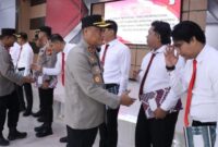 1765991175296-kapolres-rohil-akbp-isa-imam-syahroni-memberikan-penghargaan-kepada-22-personel-atas-pengungkapan-799-kilogram-sabu-1765989030845_169