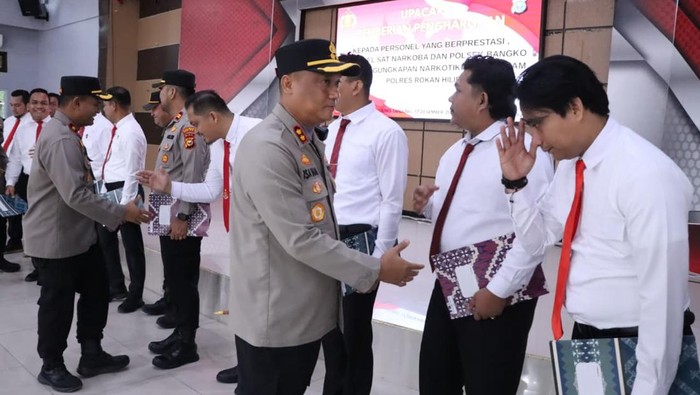 1765991175296-kapolres-rohil-akbp-isa-imam-syahroni-memberikan-penghargaan-kepada-22-personel-atas-pengungkapan-799-kilogram-sabu-1765989030845_169